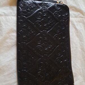 Hobo intl Noa embossed black leather clutch wristlet EUC Zip 7×10.5